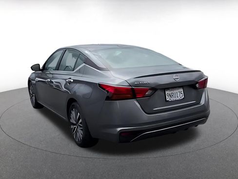 Used 2025 Nissan Altima 2.5 SV FWD image 11