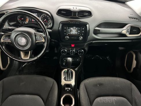 Used 2017 Jeep Renegade Latitude w/ Popular Equipment Group AWD/4WD image 4