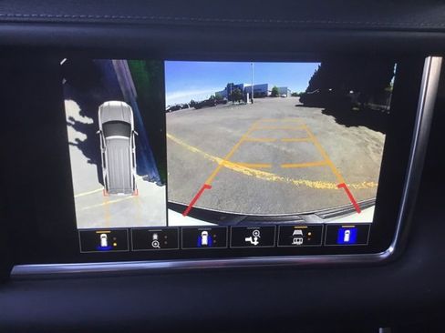 Used 2024 GMC Yukon XL Denali image 17