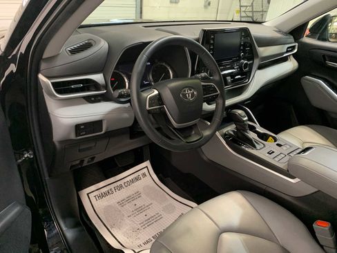 Used 2022 Toyota Highlander XLE image 9