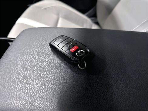 Used 2025 Toyota Camry SE FWD image 12