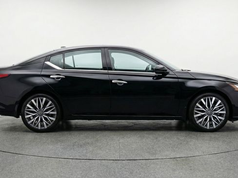 Used 2025 Nissan Altima 2.5 SV image 11