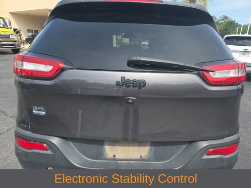 Used 2018 Jeep Cherokee Latitude w/ Altitude Package FWD image 5