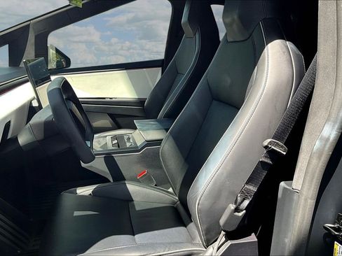 Used 2024 Tesla Cybertruck AWD Crew Cab image 22