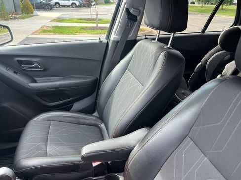 Used 2018 Chevrolet Trax LT w/ LT Convenience Package FWD image 4