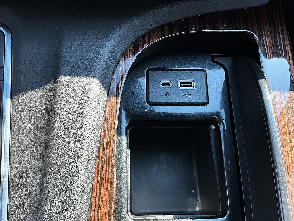 Used 2022 Cadillac Escalade Premium Luxury w/ Performance Package AWD/4WD image 21