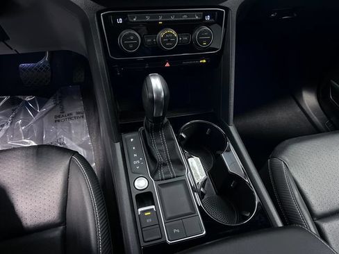 Certified 2022 Volkswagen Atlas Cross Sport SE w/ Panoramic Sunroof Package FWD image 28