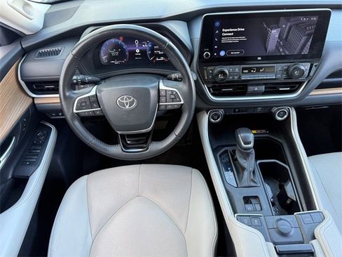 Used 2024 Toyota Grand Highlander Limited image 11