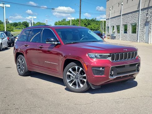 Used 2023 Jeep Grand Cherokee Overland w/ Luxury Tech Group IV AWD/4WD image 33