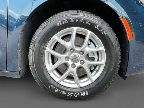 Used 2023 Chrysler Pacifica Touring-L FWD image 16