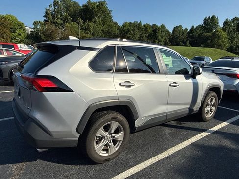 Used 2022 Toyota RAV4 LE AWD/4WD image 2