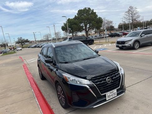 Used 2021 Nissan Kicks SV image 3