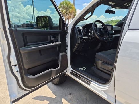 Used 2024 RAM 2500 Tradesman w/ Chrome Appearance Group AWD/4WD image 8