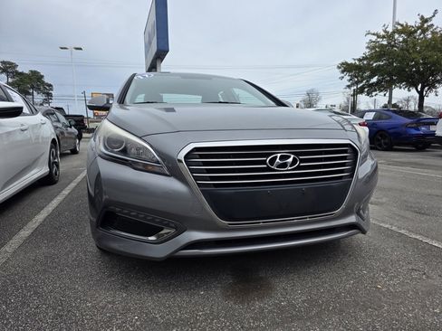 Used 2017 Hyundai Sonata Plug-In Hybrid image 2