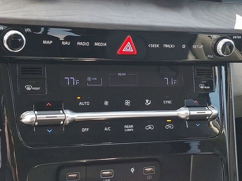Used 2023 Kia Carnival EX FWD image 22