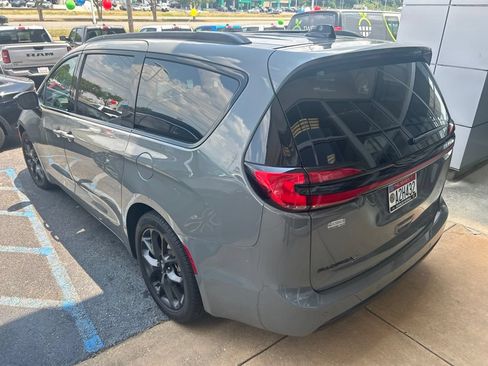 Used 2024 Chrysler Pacifica Touring-L w/ S Appearance Package FWD image 4