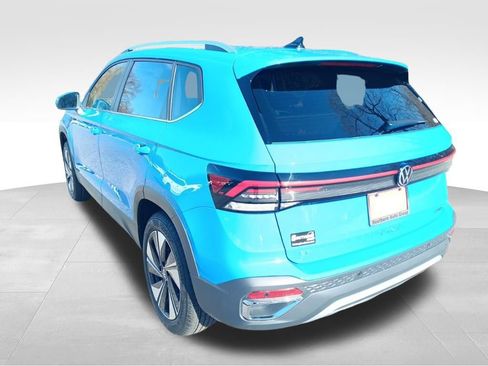 Used 2025 Volkswagen Taos SE w/ Panoramic Sunroof Package image 3