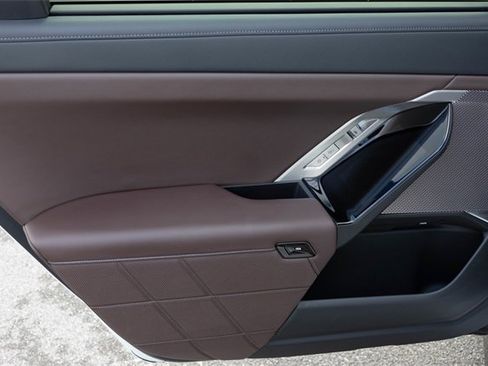 Used 2024 BMW i7 xDrive60 image 16