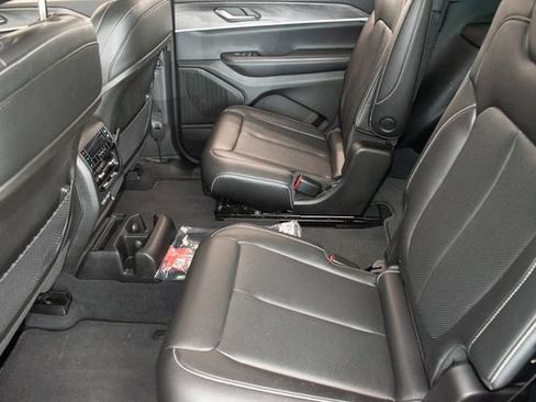 Used 2023 Jeep Grand Cherokee L Limited w/ Luxury Tech Group II AWD/4WD image 16