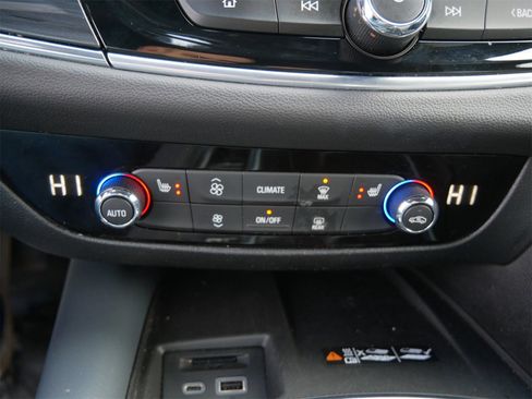 Used 2022 Buick Enclave Essence w/ Sport Touring Edition image 19