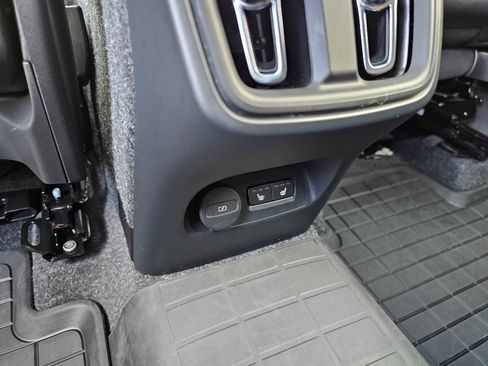 Used 2025 Volvo XC40 B5 Plus w/ Climate Package image 23