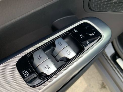 Used 2025 Mercedes-Benz GLC 300 4MATIC image 18