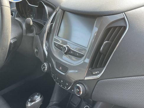 Used 2018 Chevrolet Cruze LT w/ Convenience Package FWD image 8