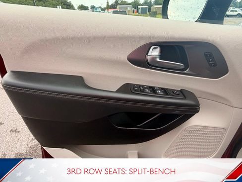 Used 2023 Chrysler Pacifica Touring-L FWD image 15