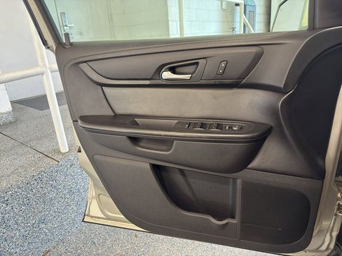 Used 2017 Chevrolet Traverse LT image 18