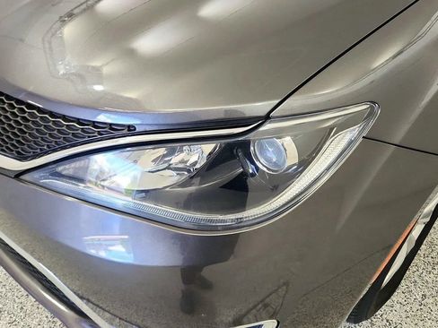 Used 2017 Chrysler Pacifica Touring-L FWD image 34