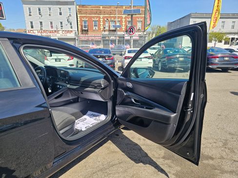 Used 2023 Hyundai Elantra SE image 11