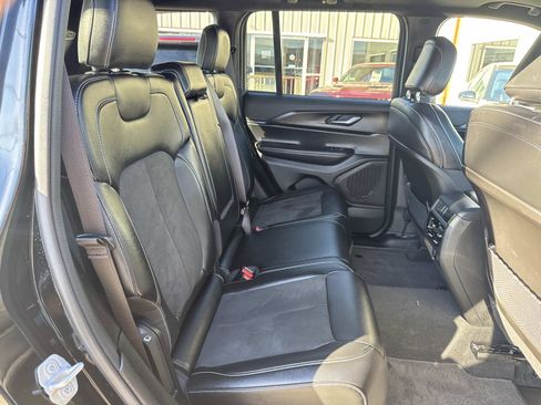 Used 2024 Jeep Grand Cherokee Altitude image 9