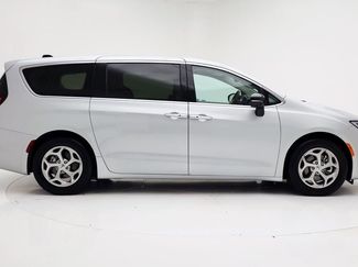 Used 2024 Chrysler Pacifica Limited video 2