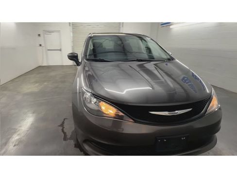 Used 2022 Chrysler Voyager LX FWD image 3