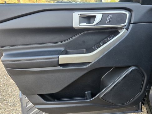 Used 2022 Ford Explorer XLT w/ Equipment Group 202A image 12