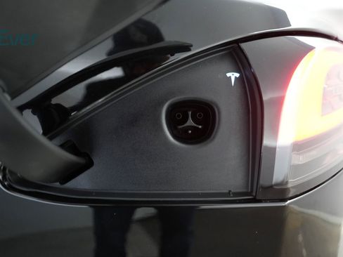 Used 2022 Tesla Model S image 10