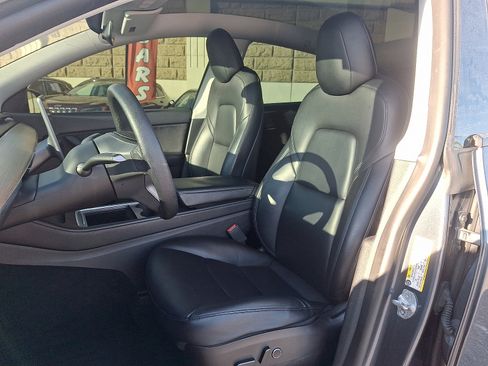 Used 2022 Tesla Model Y Long Range image 13