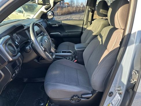 Used 2019 Toyota Tacoma TRD Sport w/ Technology Package image 3