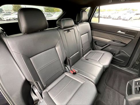 Used 2021 Volkswagen Atlas Cross Sport SE image 17