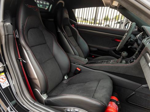 Certified 2025 Porsche 718 Boxster Spyder RS RWD image 37