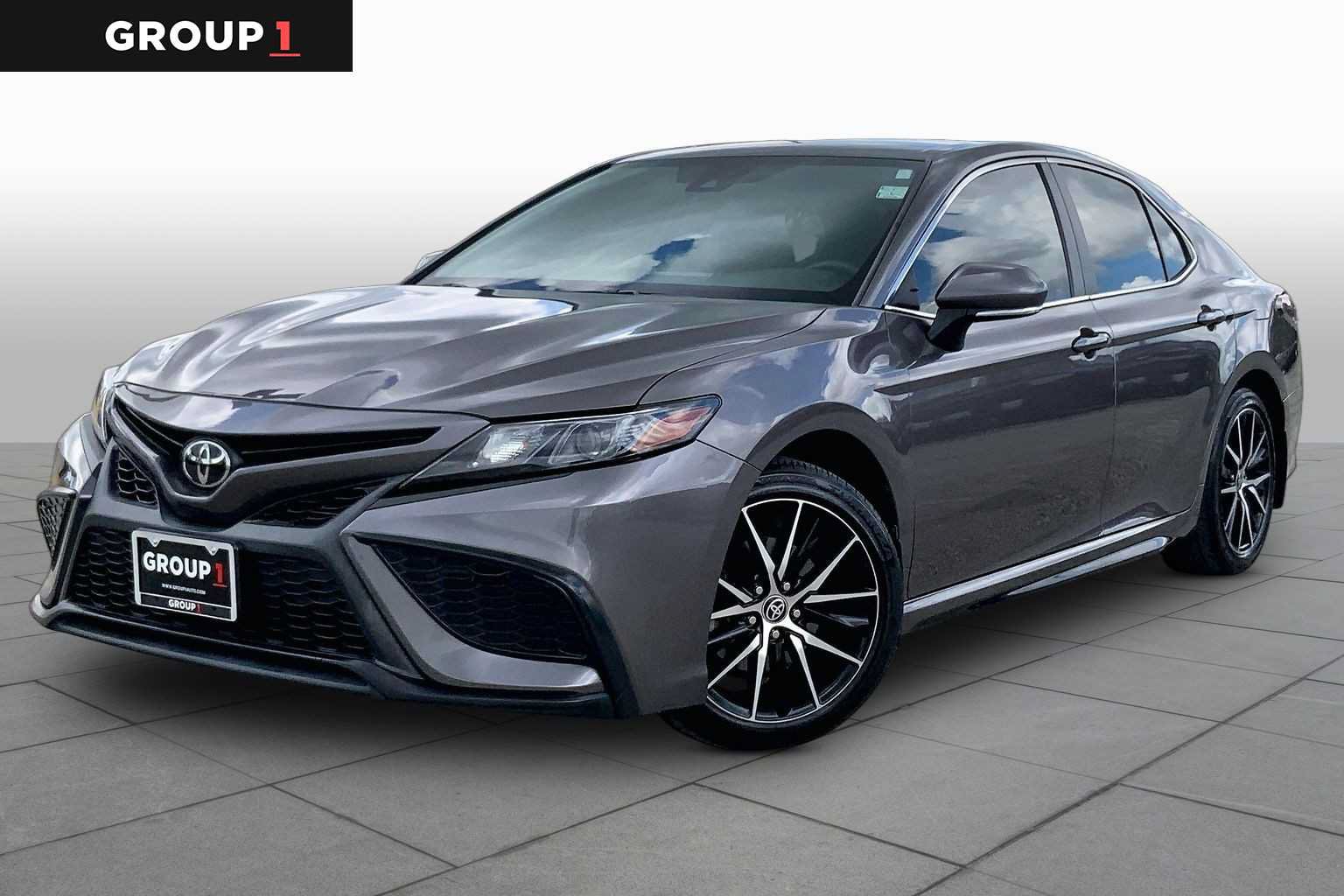 Used 2022 Toyota Camry SE FWD image 1