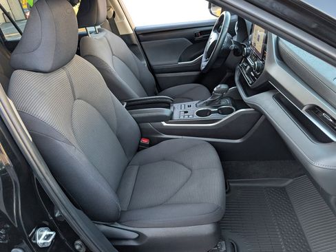 Used 2024 Toyota Highlander LE image 9