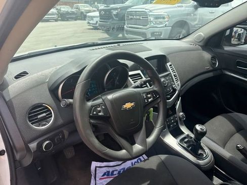 Used 2016 Chevrolet Cruze LT w/ Technology Package FWD image 9