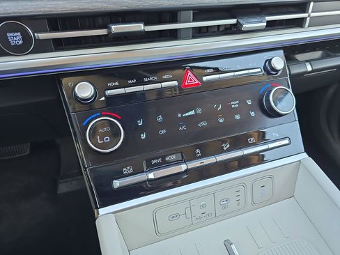 Used 2025 Hyundai Santa Fe Limited image 25