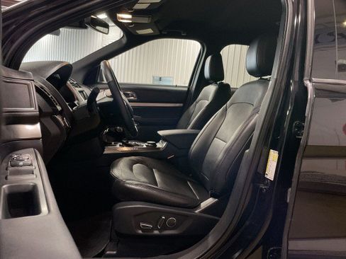 Used 2018 Ford Explorer XLT w/ Equipment Group 202A AWD/4WD image 14