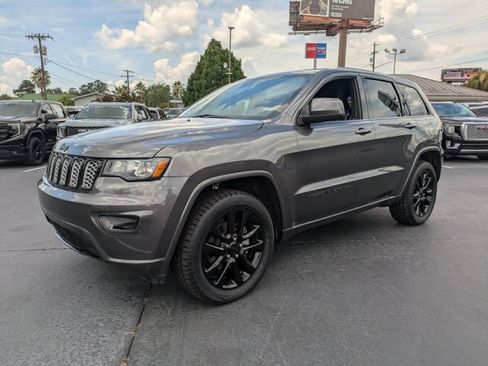 Used 2020 Jeep Grand Cherokee Altitude RWD image 9