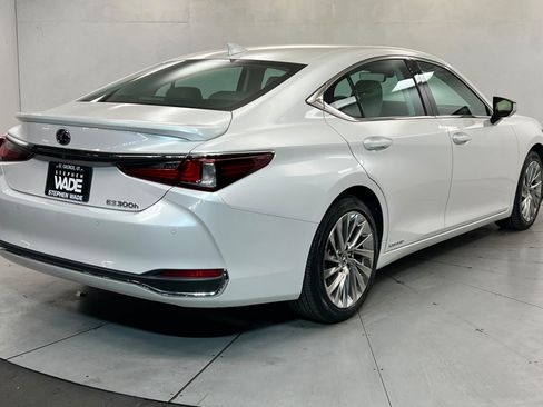 Used 2021 Lexus ES 300h w/ Accessory Package FWD image 6