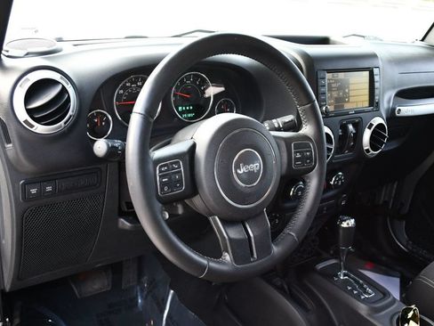 Used 2016 Jeep Wrangler Unlimited Rubicon w/ Connectivity Group AWD/4WD image 12