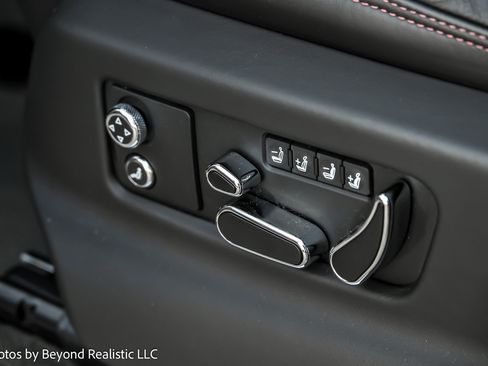 Used 2023 Bentley Bentayga image 32