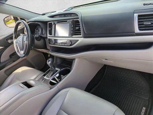 Used 2014 Toyota Highlander XLE FWD image 23